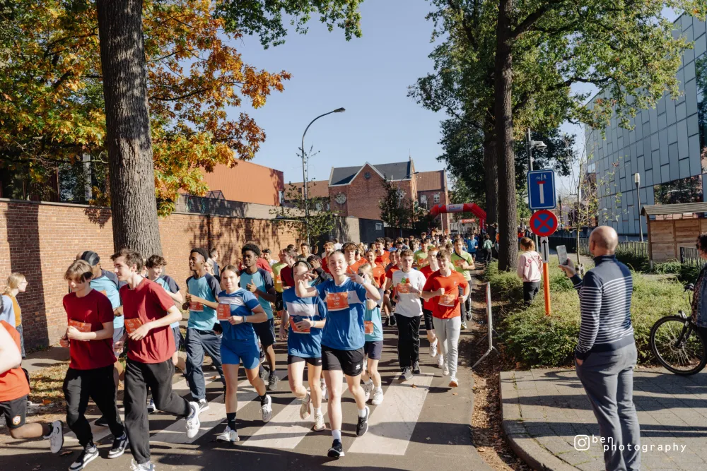 Startgroep loopt door de straten van Turnhout
