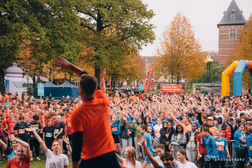 Warming-up op het Warandeplein met duizenden leerlingen
